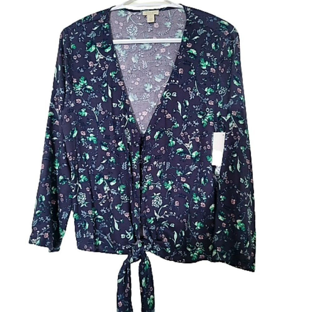 Hinge deep V neck , button front top blouse, long sleeve, floral print